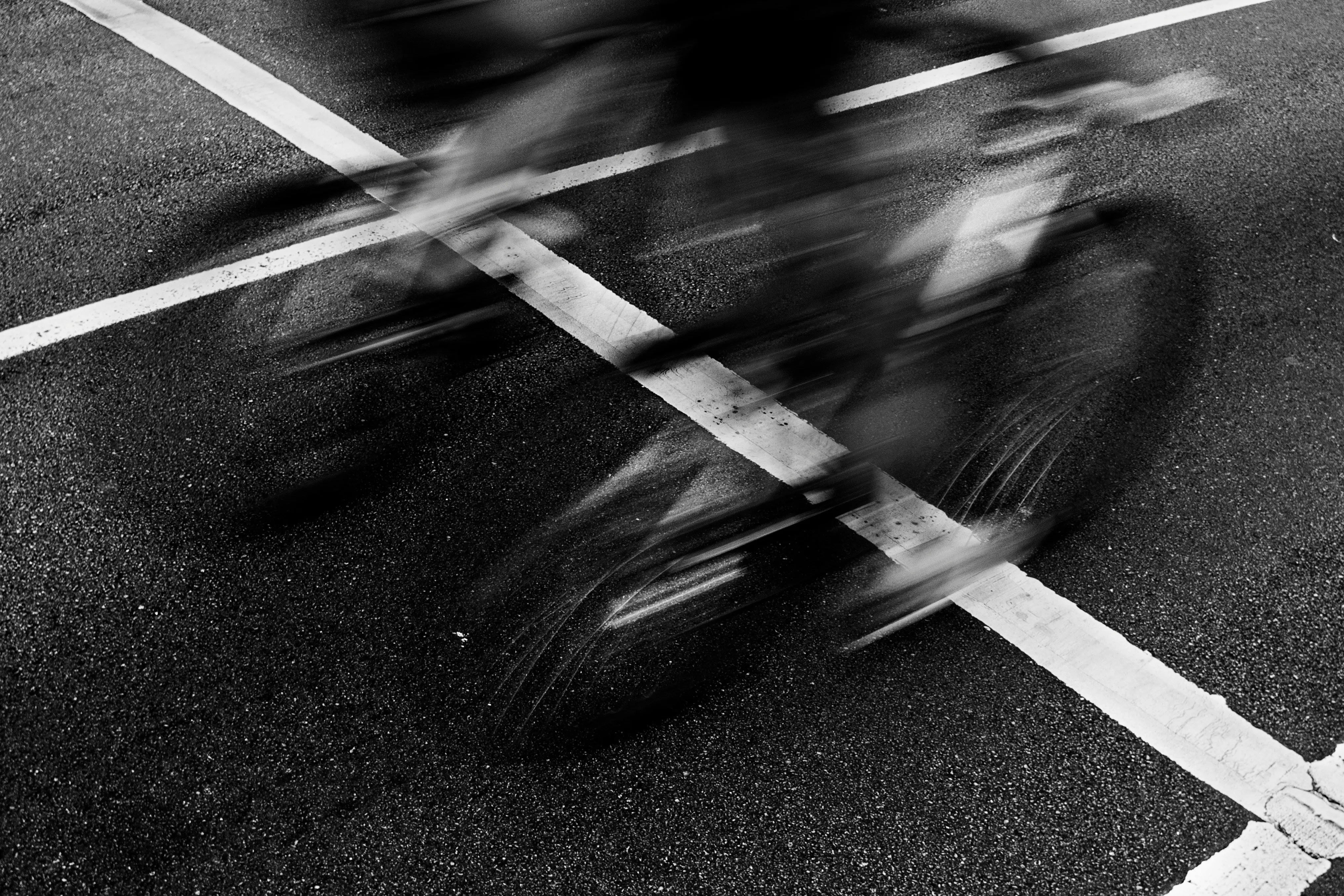 Cyclistes en compétition cherchant la meilleure boisson d'hydratation pour éviter la fatigue et les crampes.