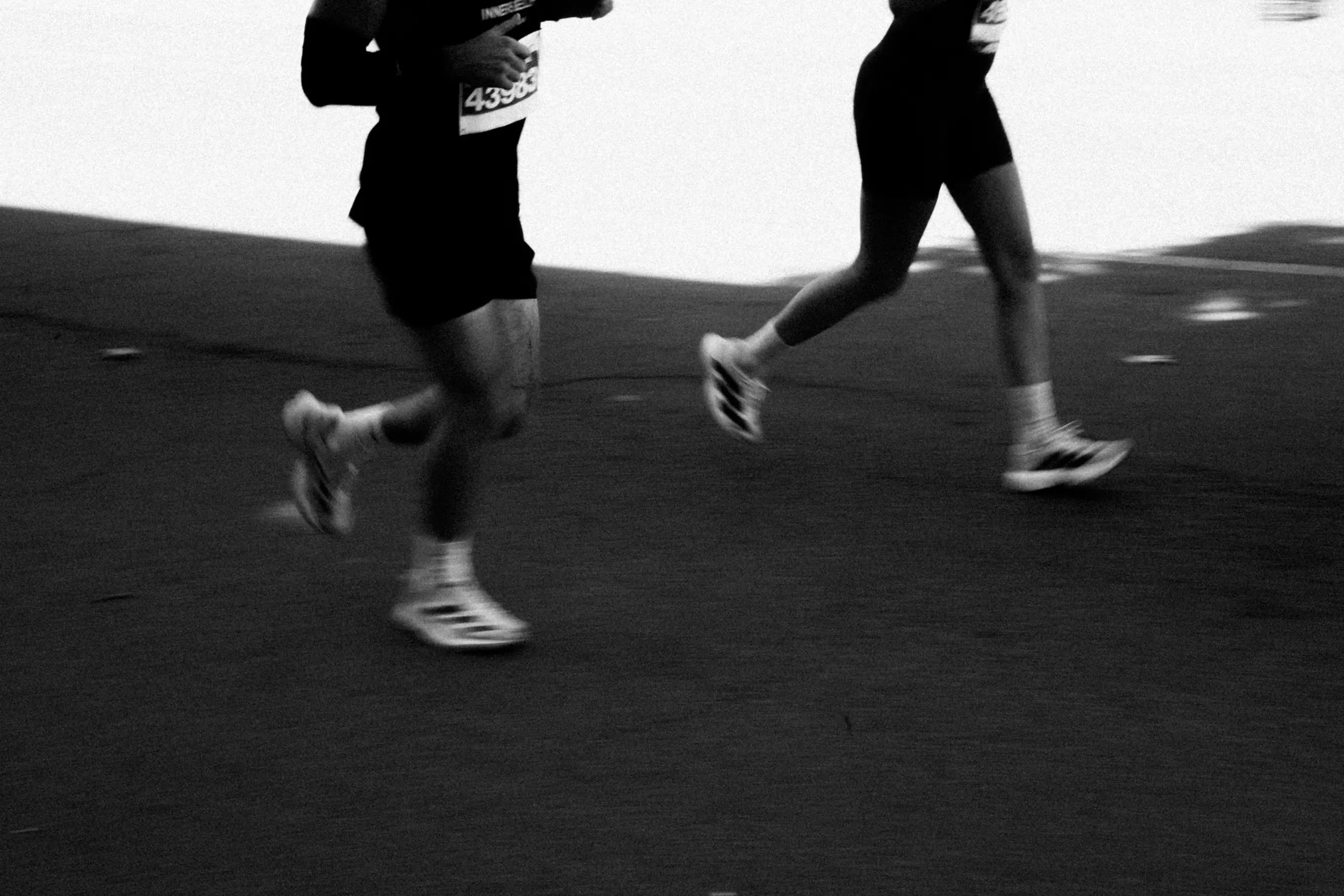 Un duo de coureurs partageant une séance de course à pied longue distance, alimentés par l'hydratation Eracer.